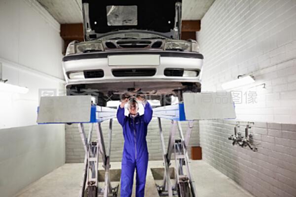 汽车维修中的技工 默默撑起道路安全的守护者